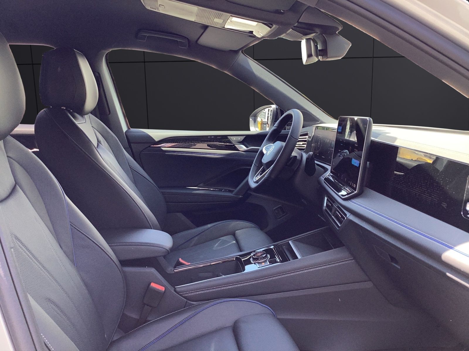 Fahrzeugabbildung Volkswagen Tiguan 1.5 TSI eHybrid 200 kW R-Line AHZV  IQ.LI