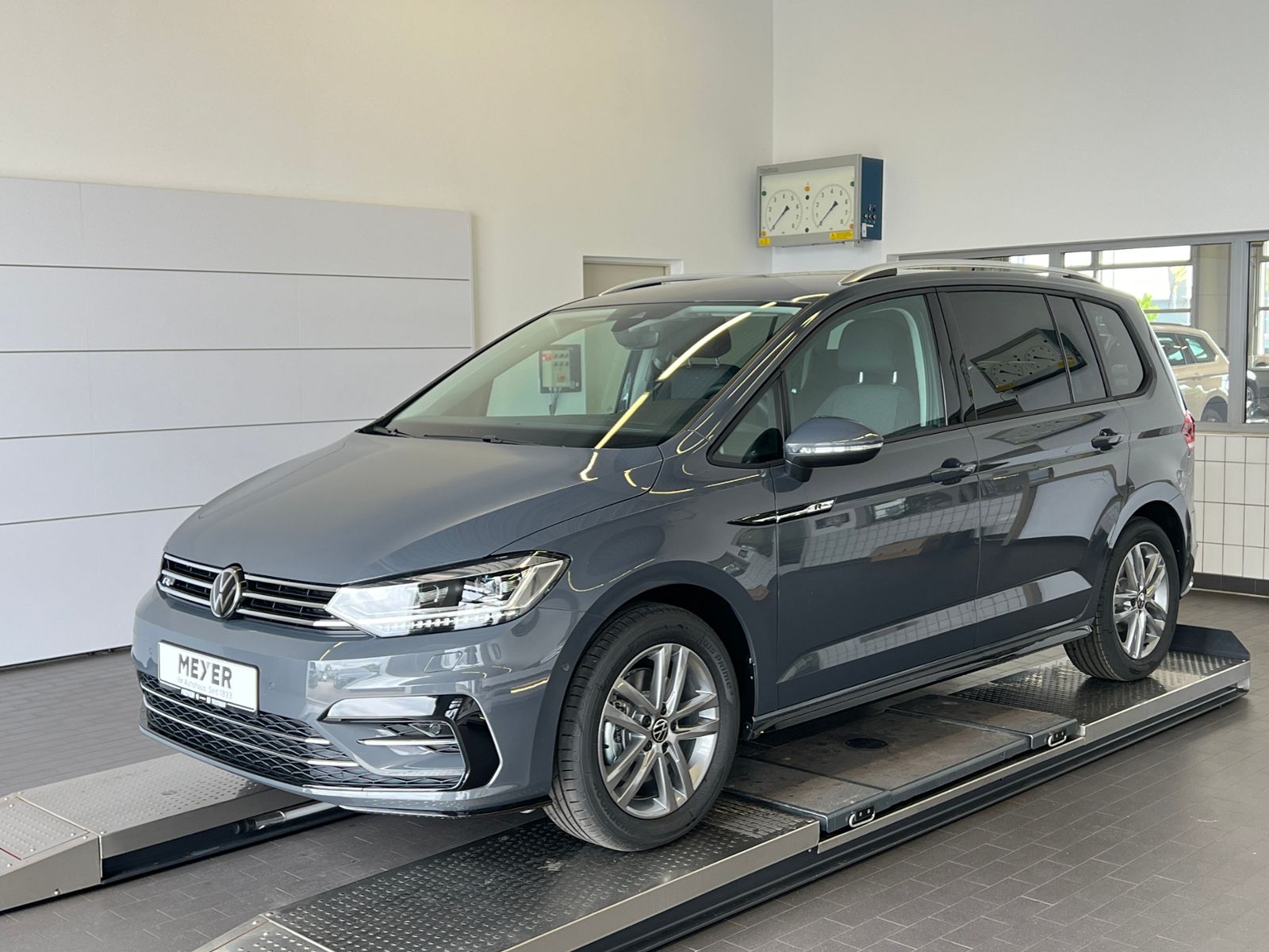 Fahrzeugabbildung Volkswagen Touran Comfortline 1.5 TSI DSG *LED, AHK, 7-Sitz