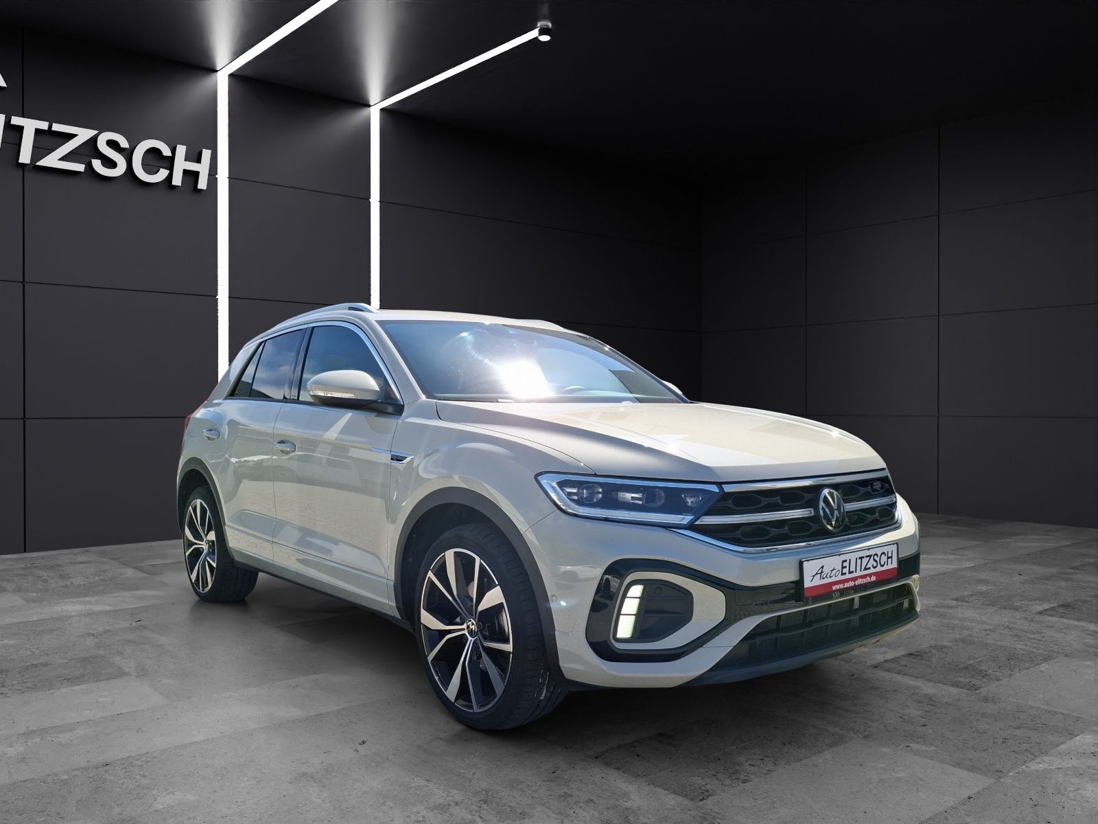 Fahrzeugabbildung Volkswagen T-Roc TSI R-Line Matrix Navi AID Park-Assist SH