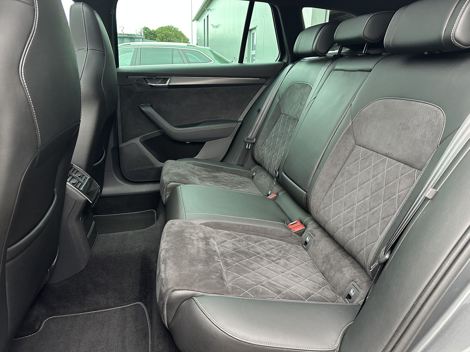 Fahrzeugabbildung SKODA Superb Combi 2.0 TDI DSG Sportline NAV+LED+PANO