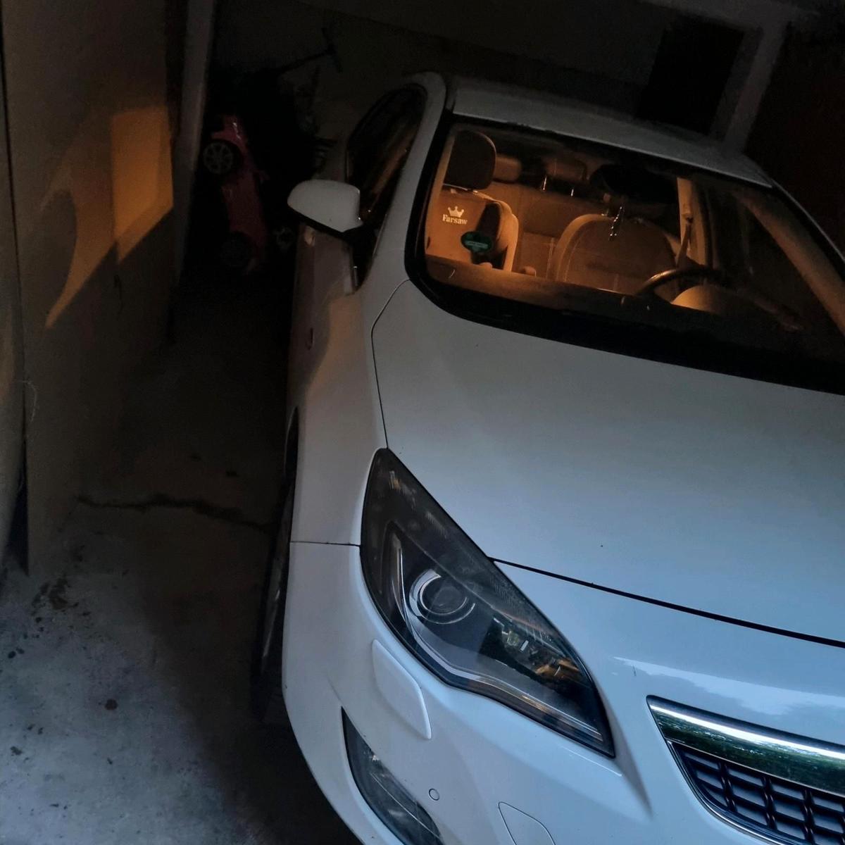 Opel Astra 2011 — photo 12