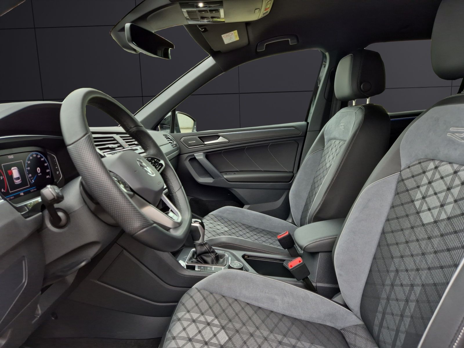 Fahrzeugabbildung Volkswagen Tiguan TDI R-Line DSG 4M Matrix STHZ AHK ACC Nav