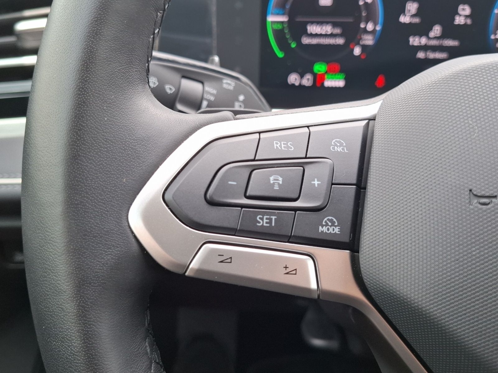 Fahrzeugabbildung Volkswagen Passat eHybid Elegance DSG Matrix AHK Navi HUD A