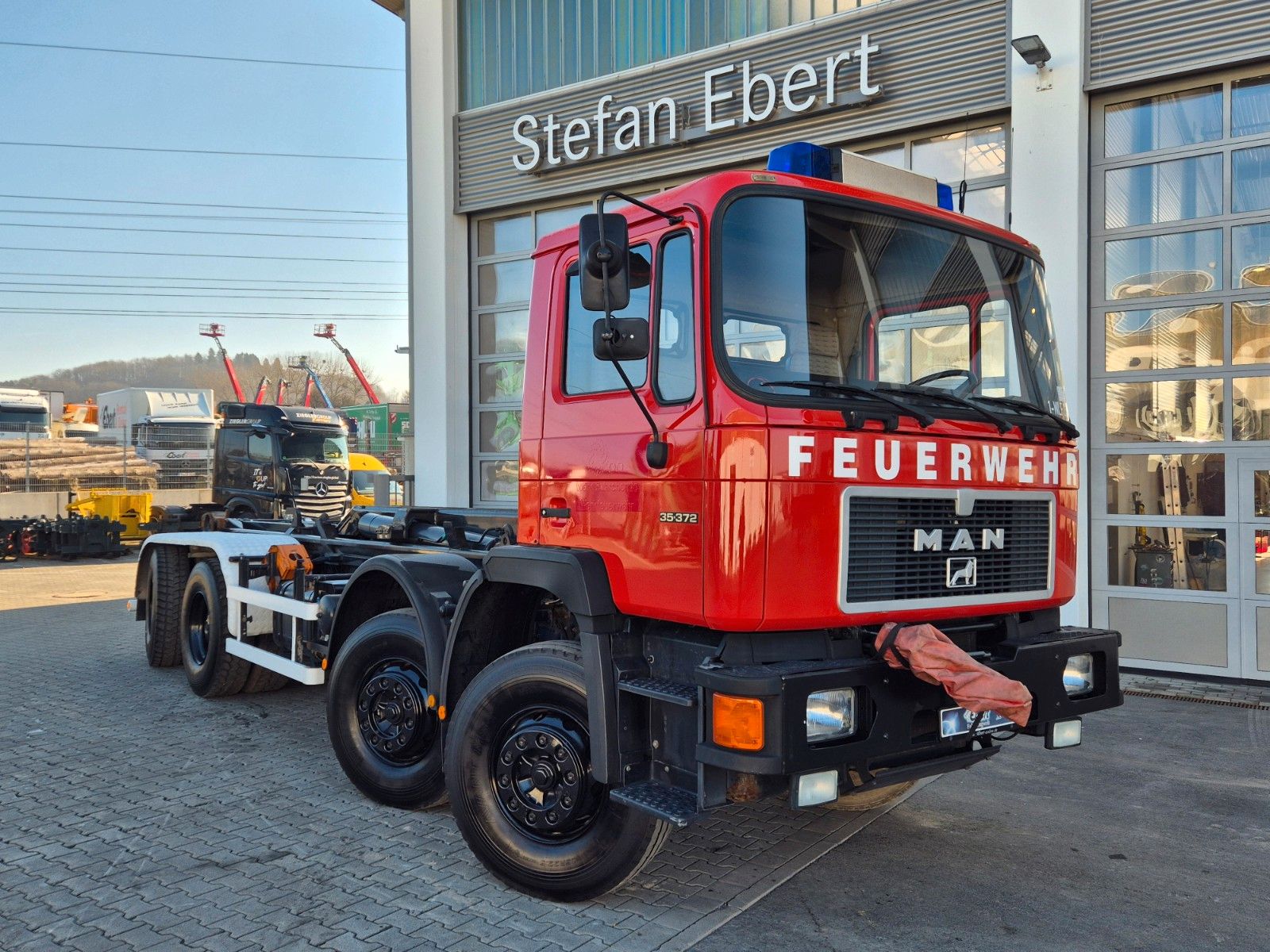 Fahrzeugabbildung MAN 35.372 (F14) 8x4 Atlas 4. Achse gelenkt Seilwind