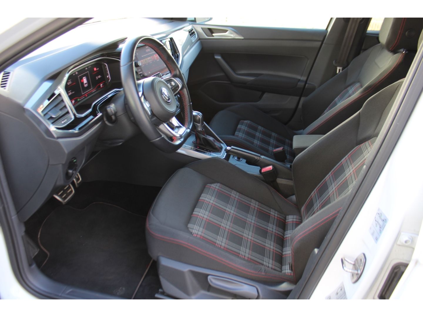 Fahrzeugabbildung Volkswagen Polo VI GTI 2.0TSI DSG ACC LED Milltek H&R PDC R