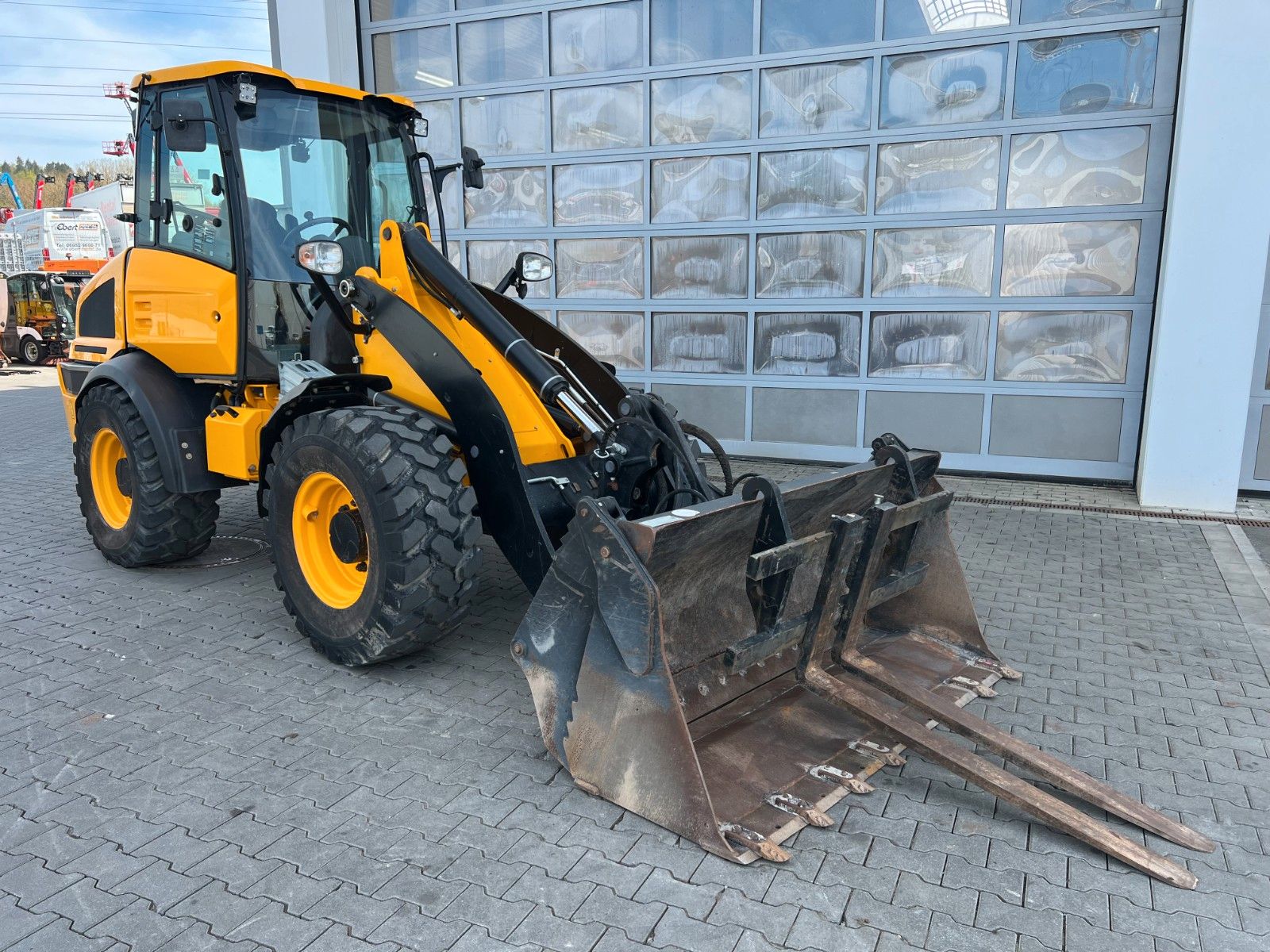 Fahrzeugabbildung JCB 409 SV / nur 2.496h / Klima Klappschaufel Gabel