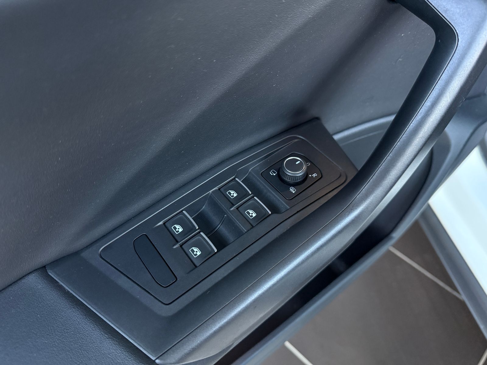 Fahrzeugabbildung Volkswagen T-Roc Cabriolet R-Line Black AHK LED RFK 19"