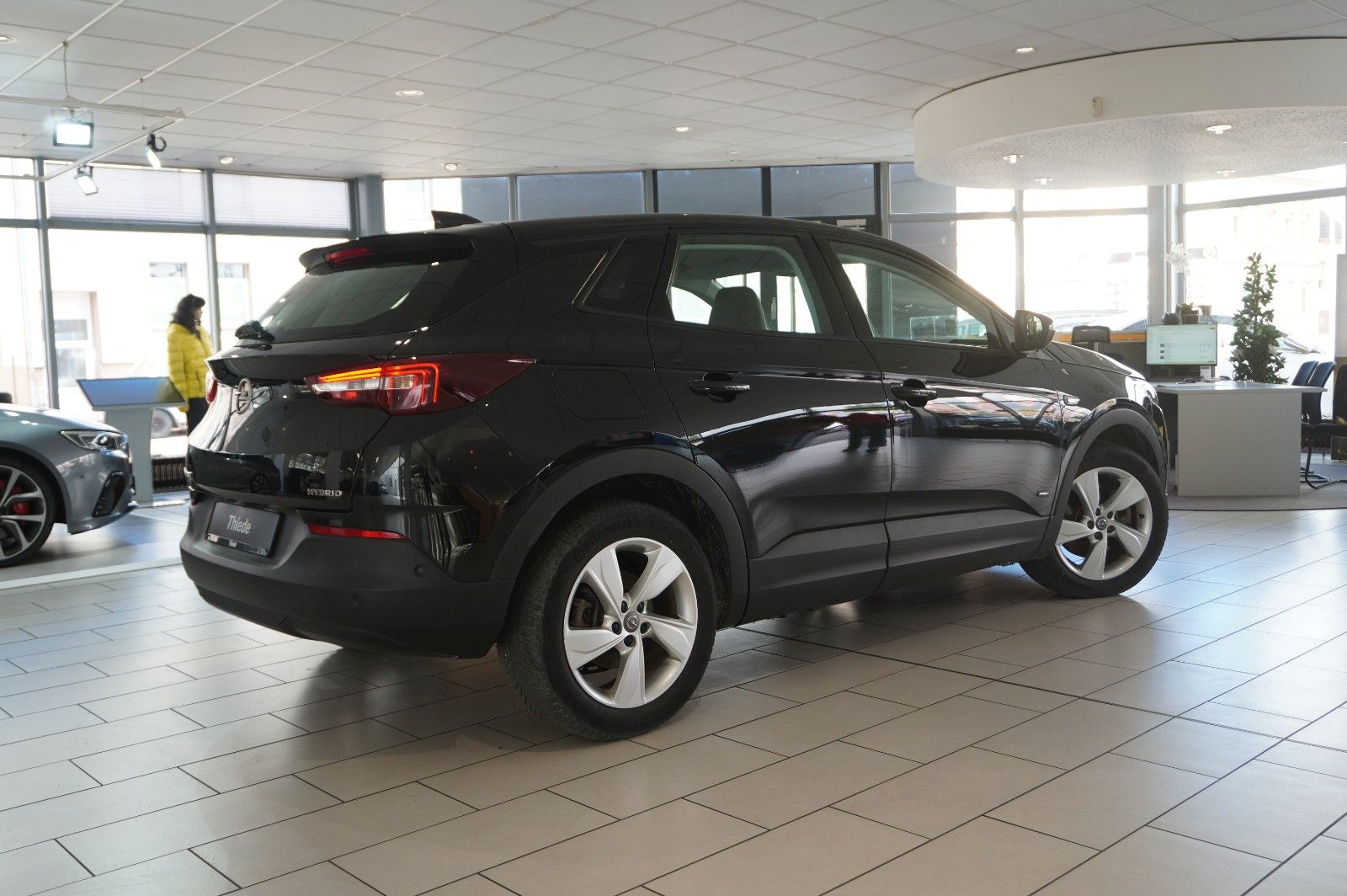 Fahrzeugabbildung Opel Grandland (X) 1.6T HYBRID NAVI/KAMERA/SH/SPORT