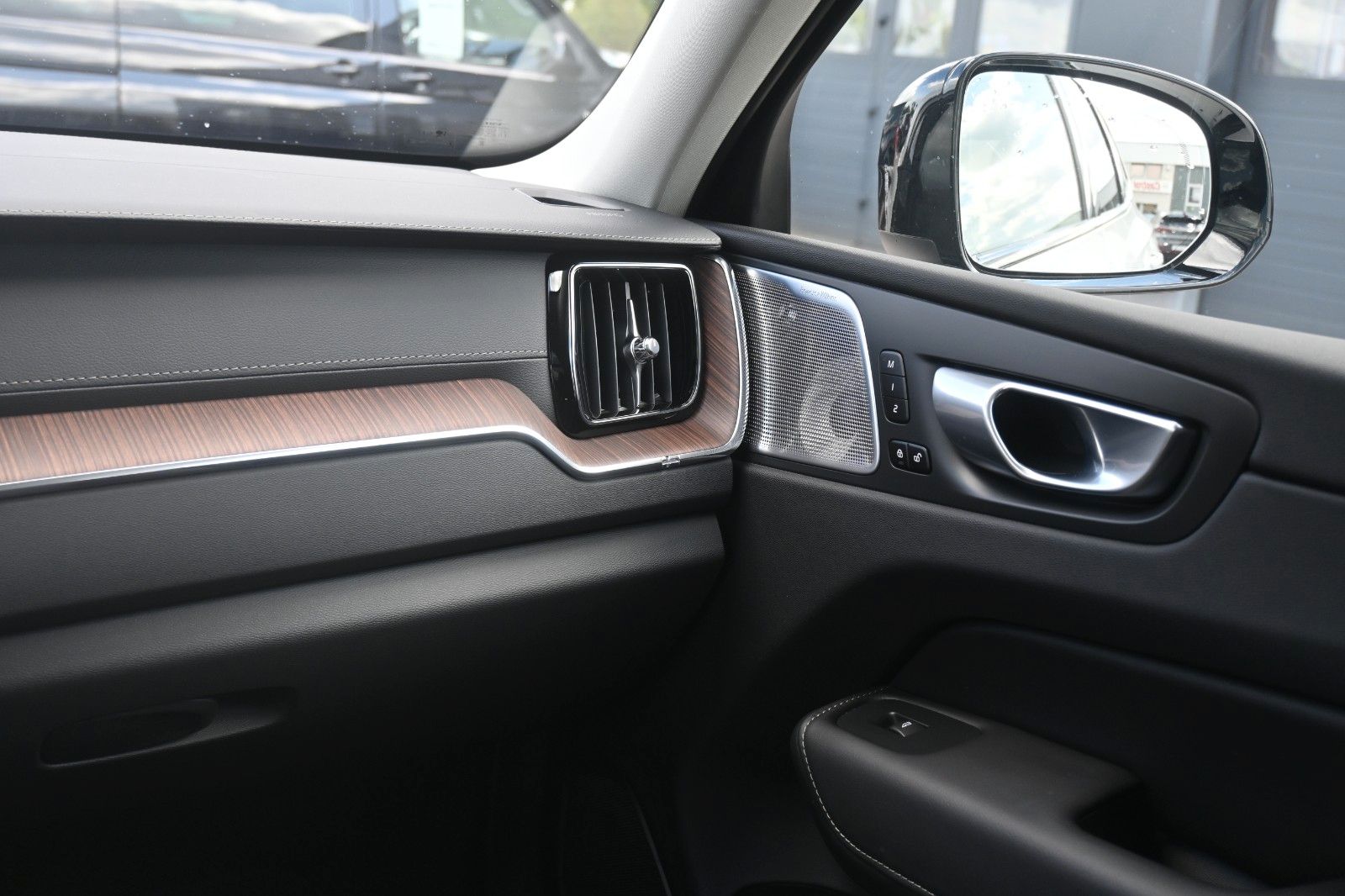 Fahrzeugabbildung Volvo XC60 B4D AWD Ultimate Dark*LUFT*HUD*B&W*AHK*360°