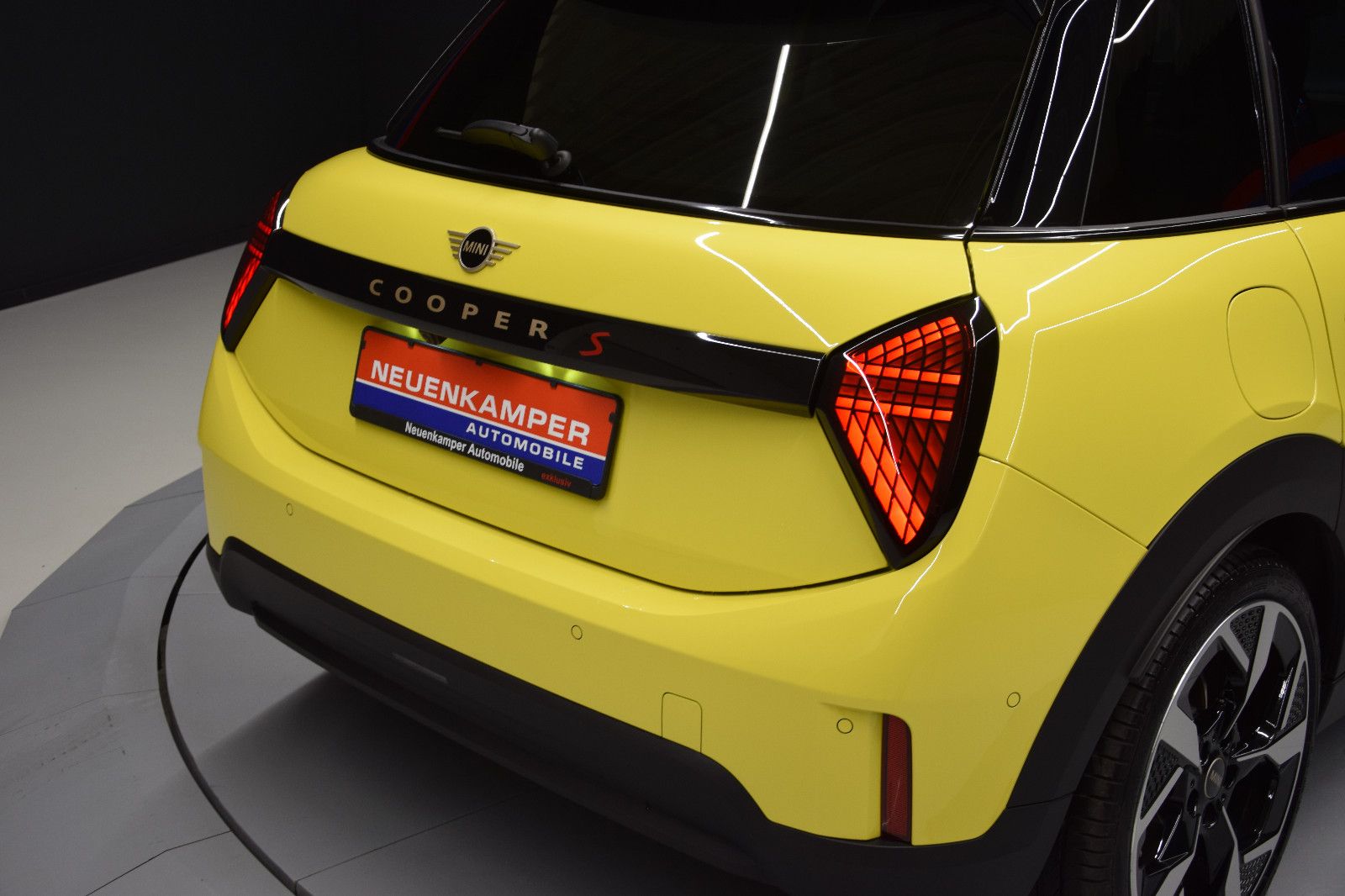 Fahrzeugabbildung MINI Cooper S Classic Trim 5-Türen Paket-L Pano h/k