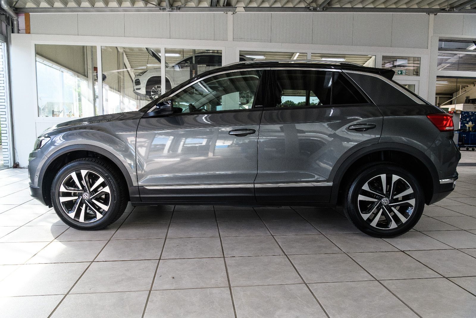 Fahrzeugabbildung Volkswagen T-Roc IQ.DRIVE+AHK+GJR+NAVI+PANORAMA+EL.HECKKLAP
