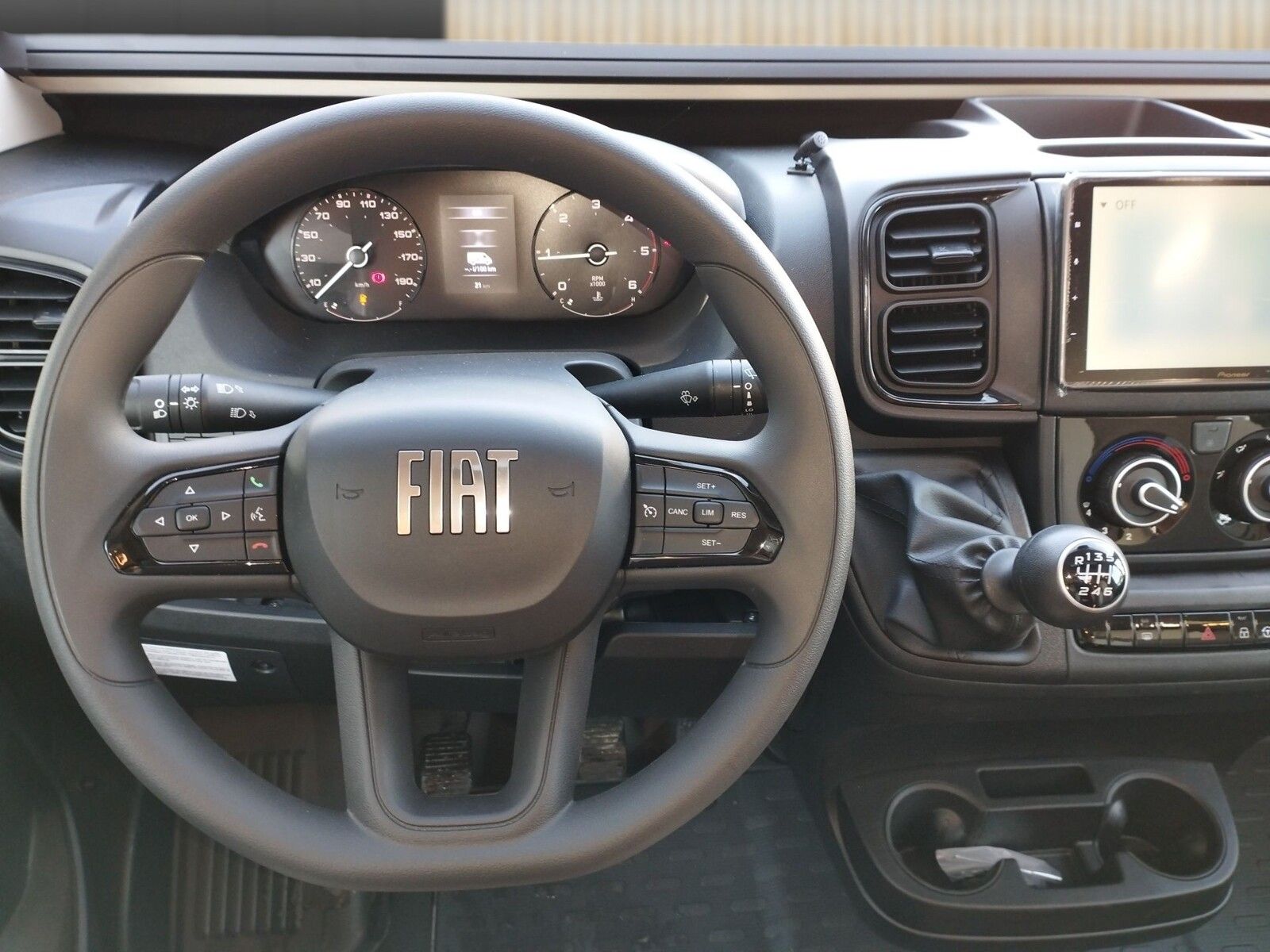 Fahrzeugabbildung Eura Mobil Van V 635 EB Mondial Paket