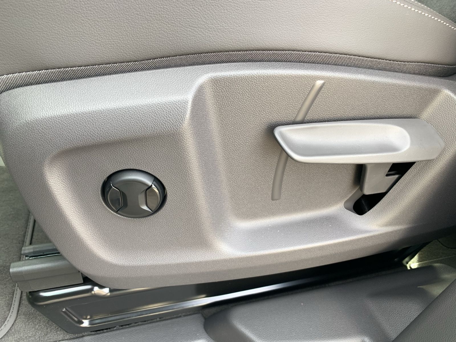 T7 Multivan 2.0 TDI Style LÜ, AHK, Navi, Sthzg,