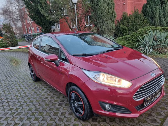 Ford Fiesta Titanium  / Ambiente/ Scheckheftgepflegt