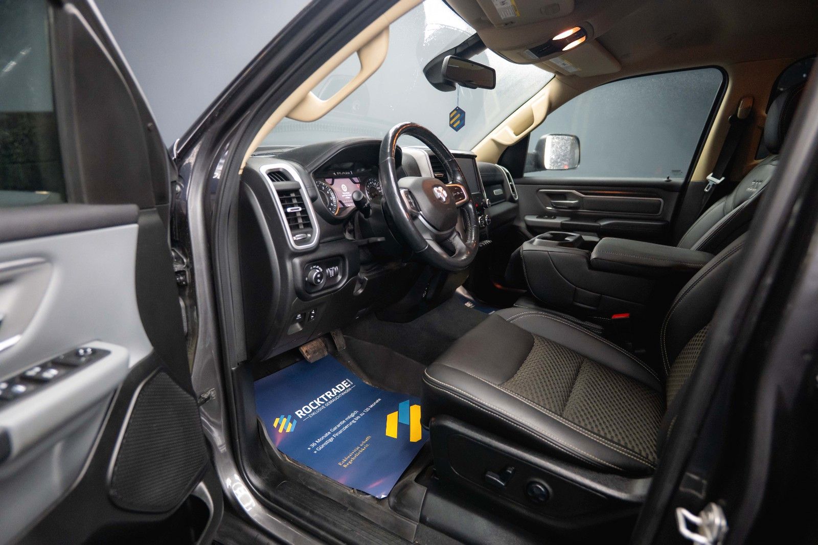 Fahrzeugabbildung Dodge RAM 5.7 V8 HEMI 4x4 OFFROAD Night-Paket *LED*