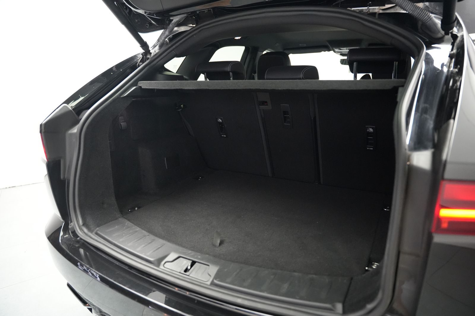 Fahrzeugabbildung Jaguar E-PACE R-Dynamic SE *Meridian*Memory*Virtual*ACC