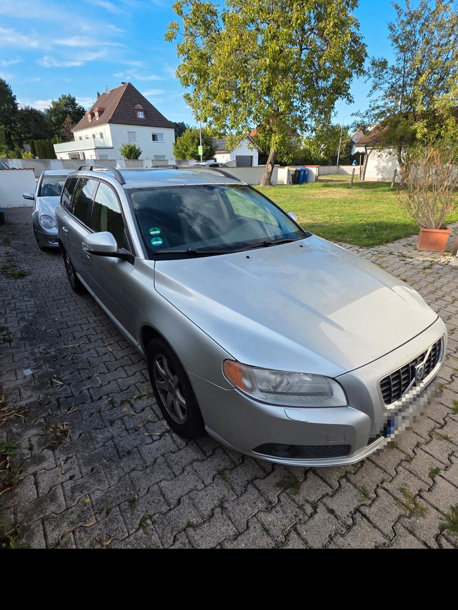 Volvo V70 2008 — rear view