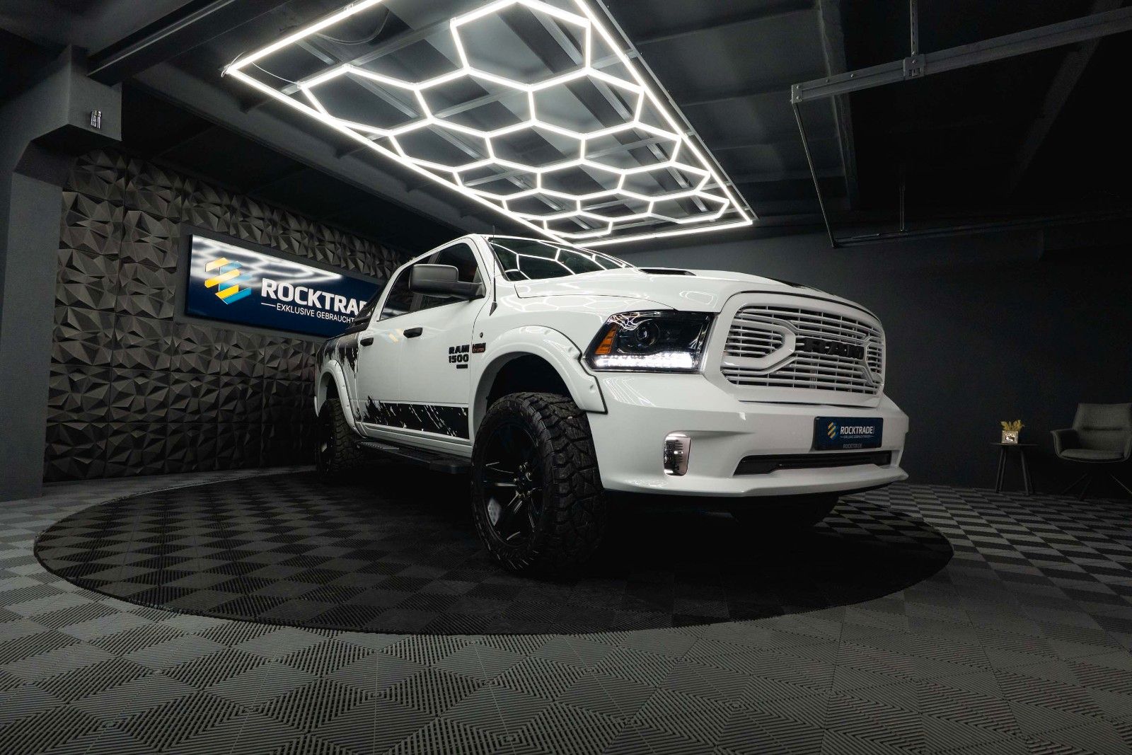 Fahrzeugabbildung Dodge RAM 5.7 V8 HEMI 4x4 OFFROAD Night-Paket *LED*19%