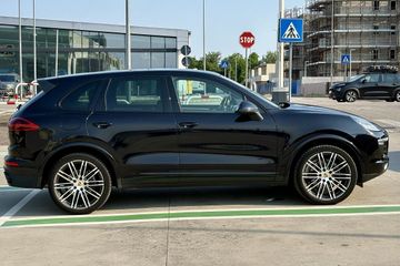 Porsche Cayenne - 4