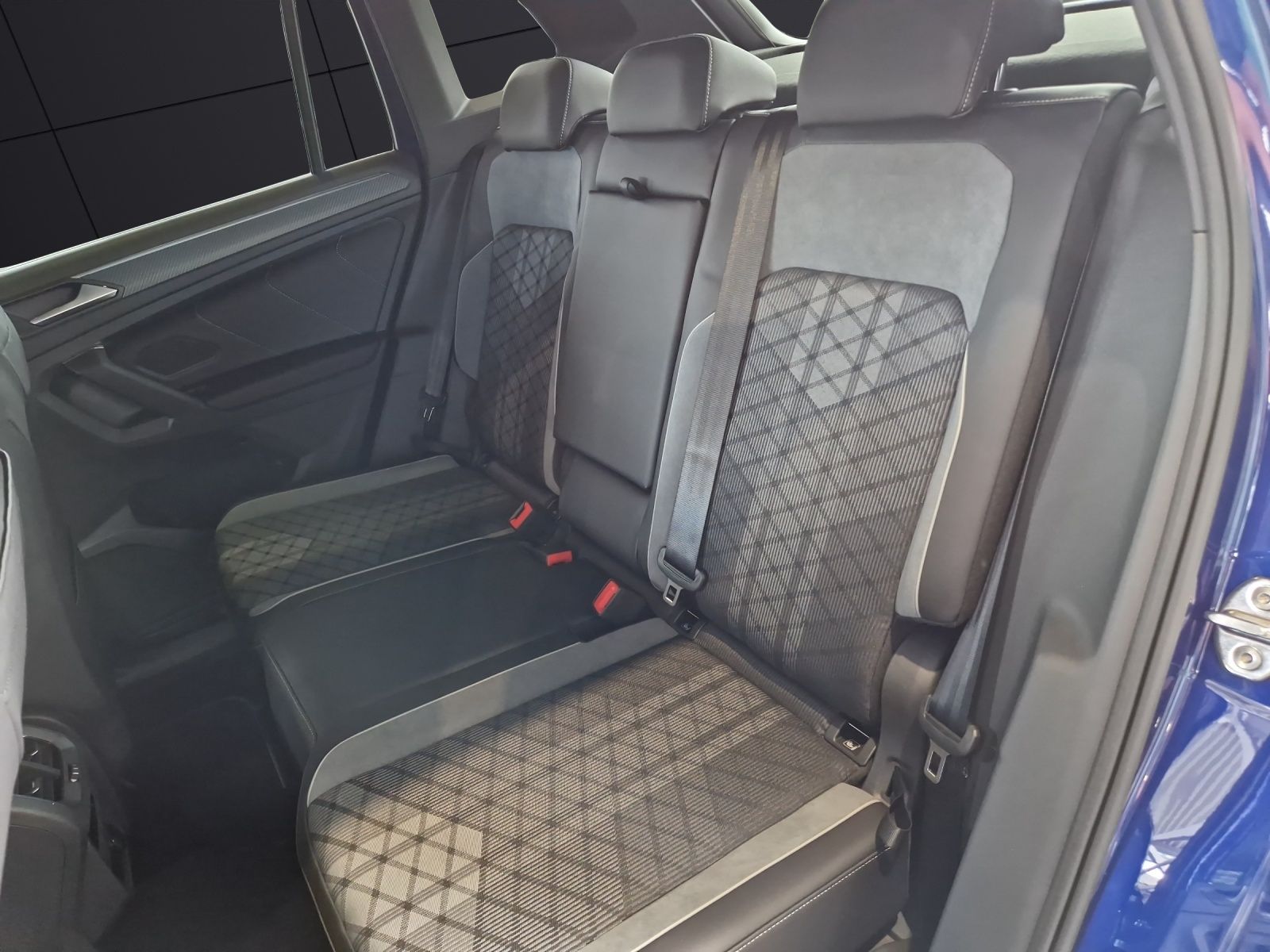 Fahrzeugabbildung Volkswagen Tiguan R-Line 4M MATRIX ACC 20" NAVI