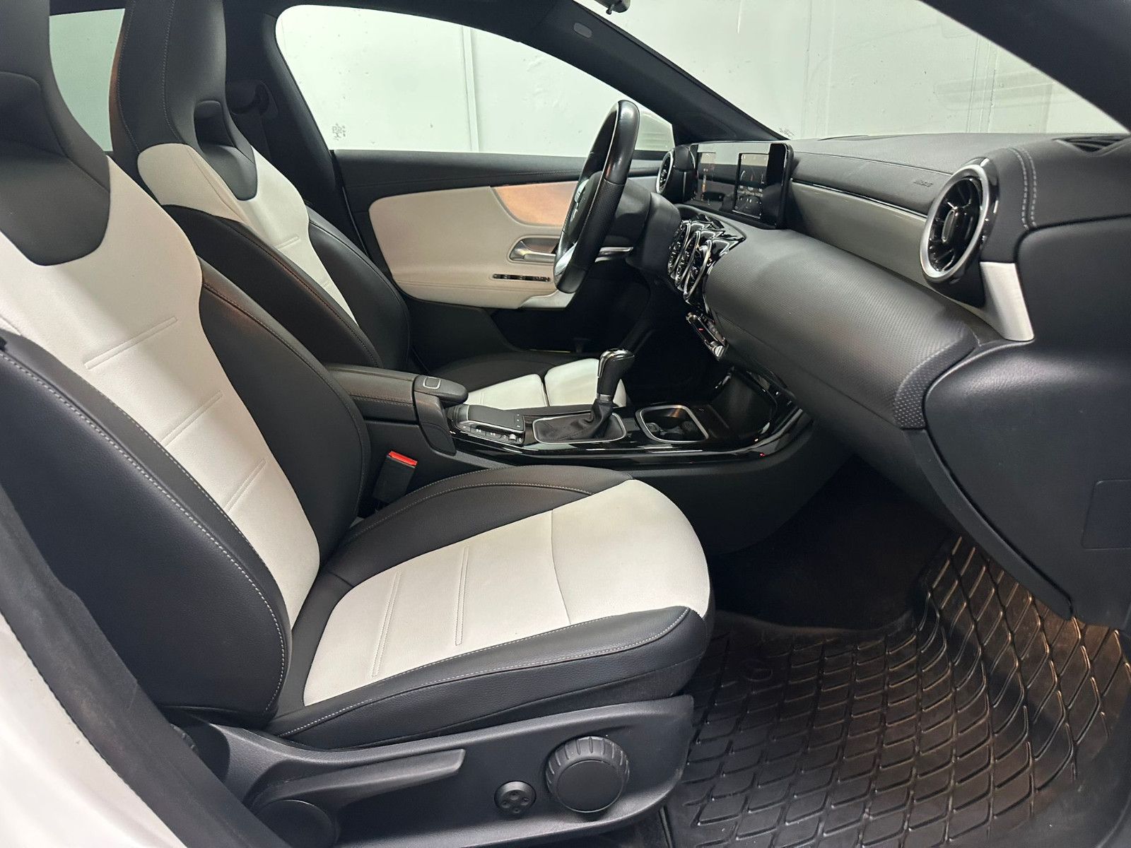 Fahrzeugabbildung Mercedes-Benz CLA 200 SB *AMG-LINE*NAVI*PANORAMA*SH*