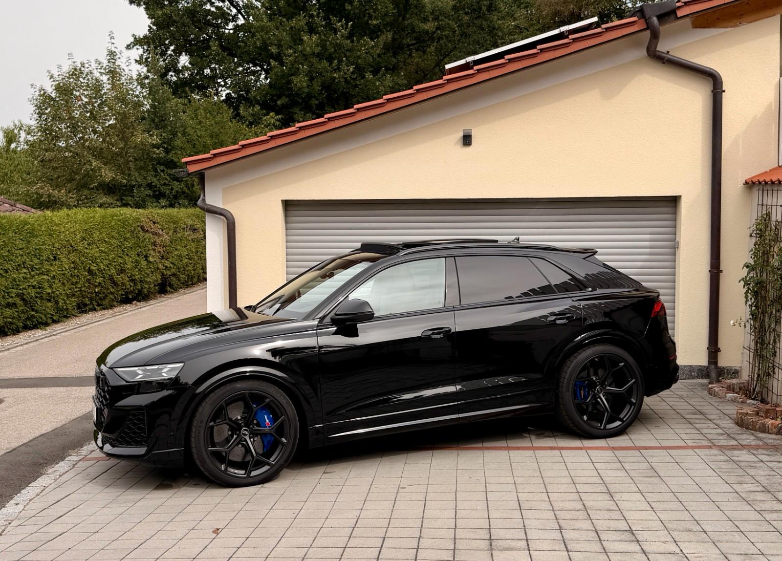 Audi RSQ8*PERF*CARBON*MASSAGE*AHK*PANO*B&O*