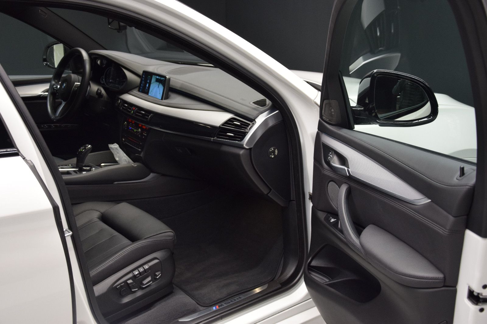 Fahrzeugabbildung BMW X6 M50 HUD TV 360 Pano Memory Sitzlüftung H&K