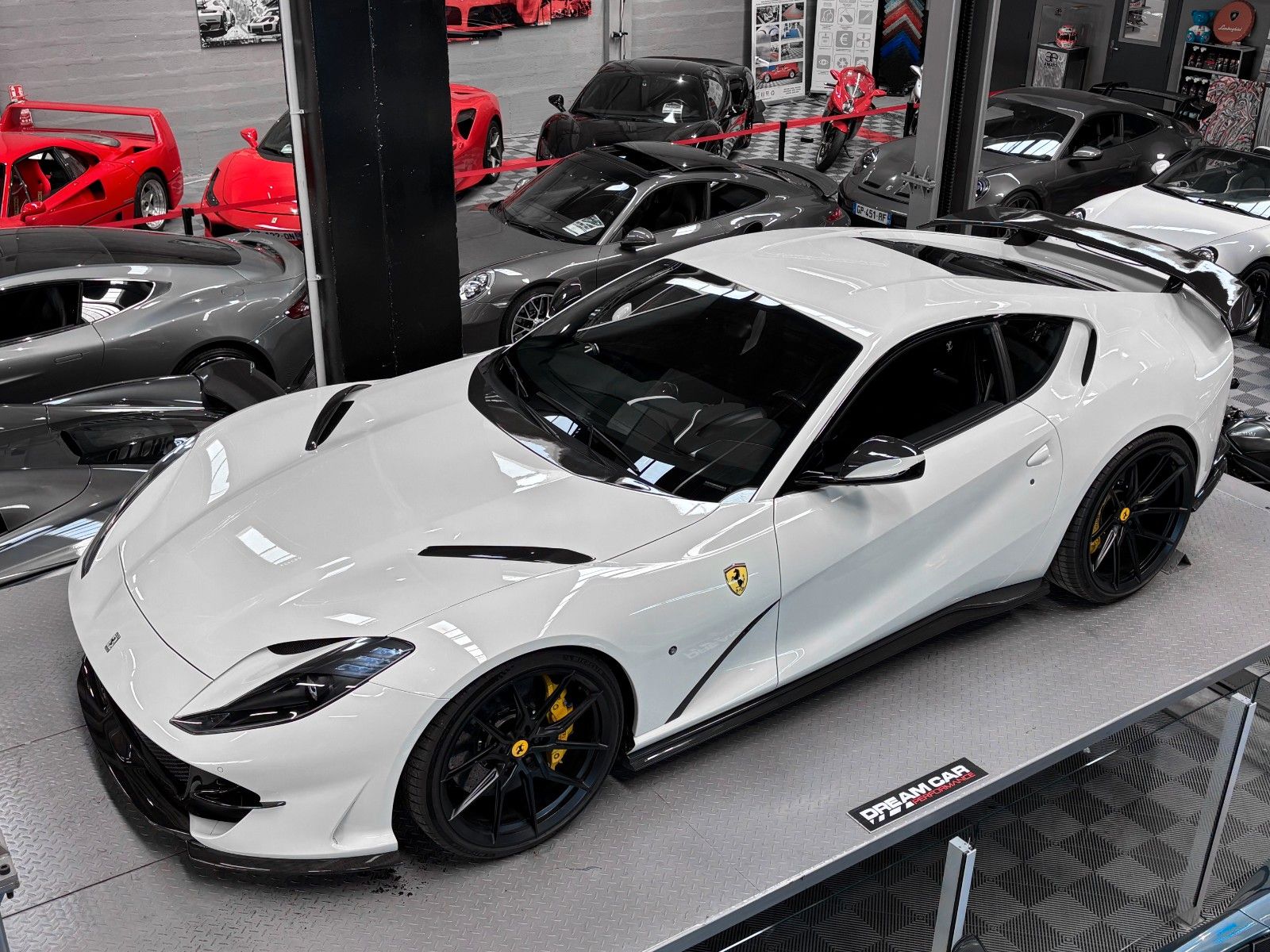 FERRARI 812
