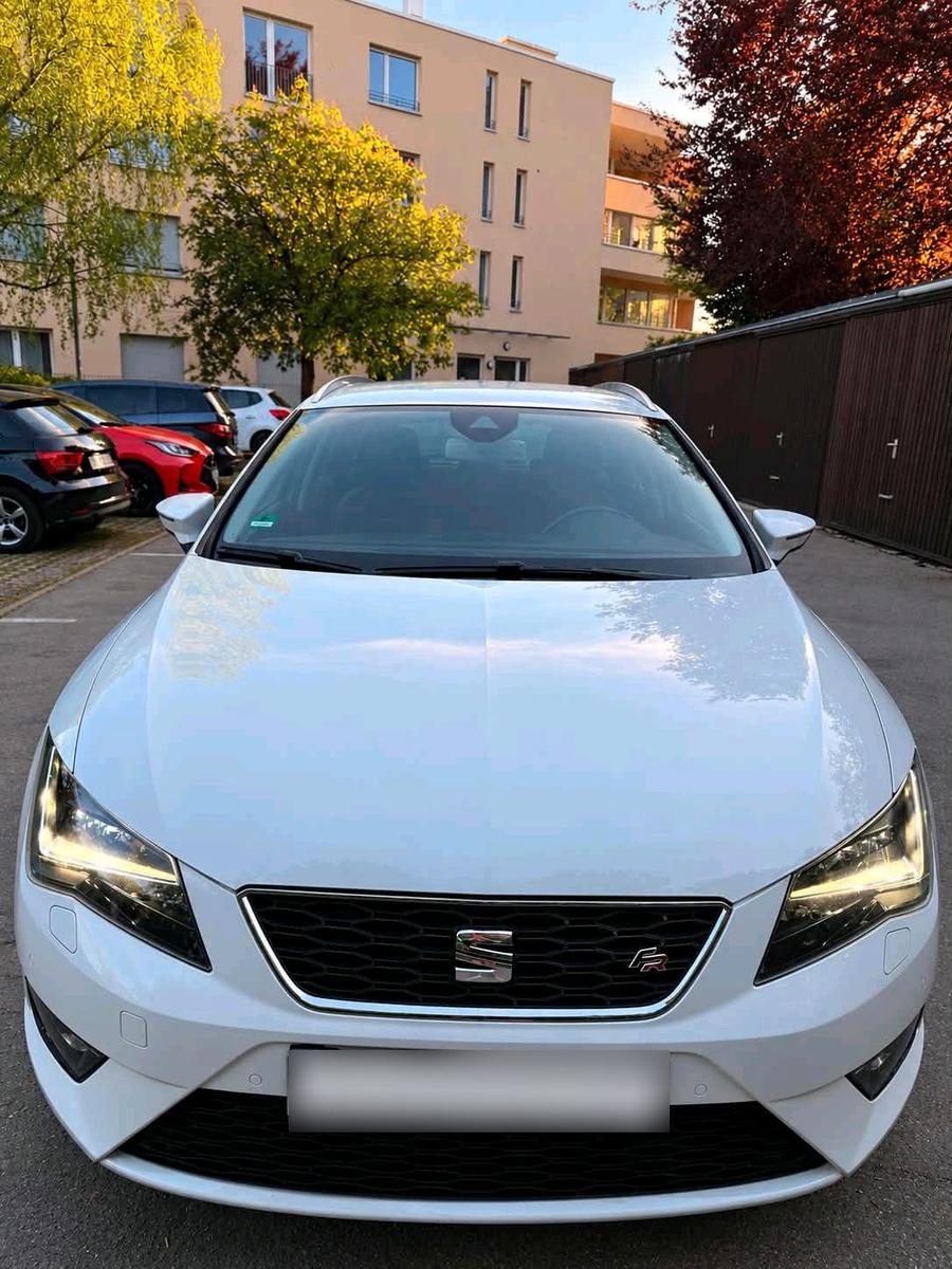 Seat Leon 2015 — rear view