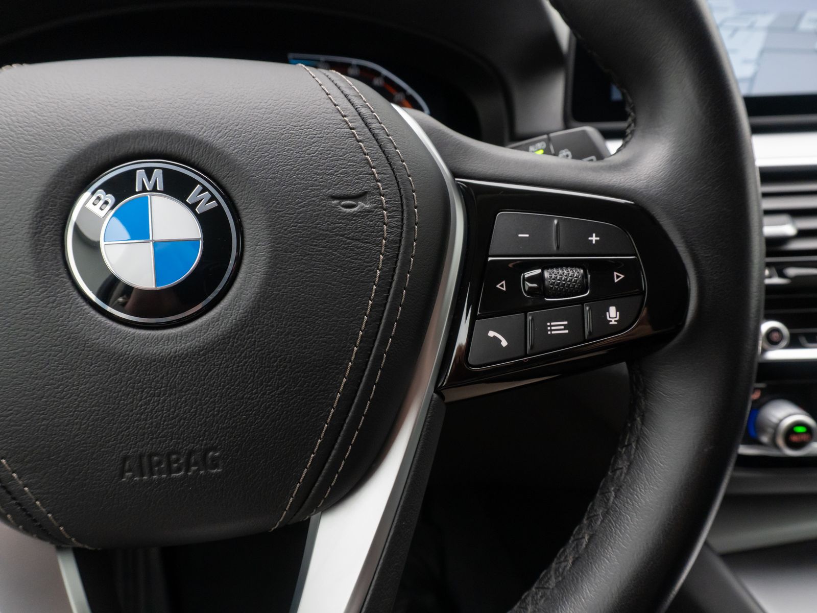 Fahrzeugabbildung BMW 520d xD Kamera HUD DAB Alarm Sport Fernlichtassi