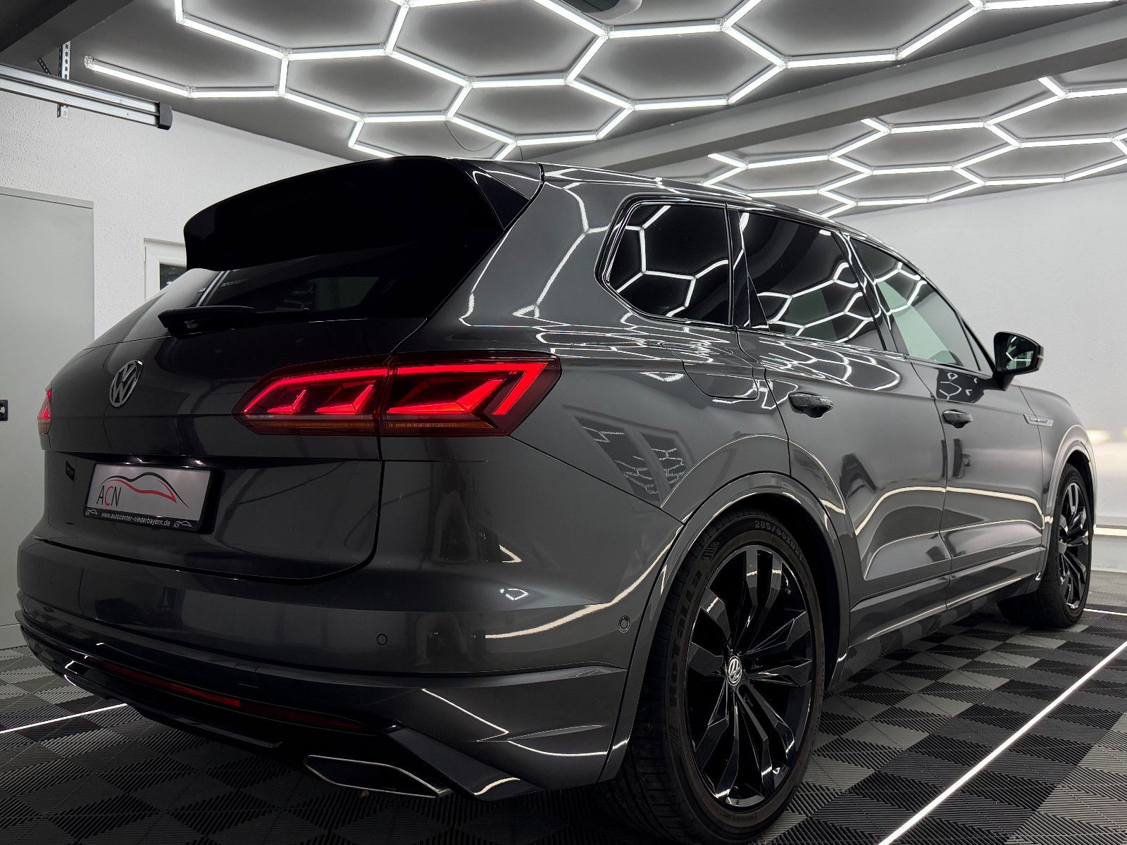 Fahrzeugabbildung Volkswagen Touareg 4Motion R-LINE/DAB+/MATRIX IQ/AHK/21 ZO