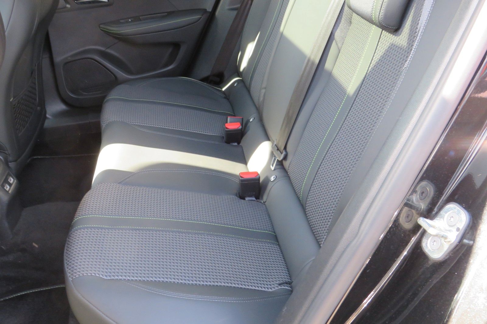 Fahrzeugabbildung Peugeot 2008 e- GT PANO NAVI KAMERA SITZH. PDC 1.HD