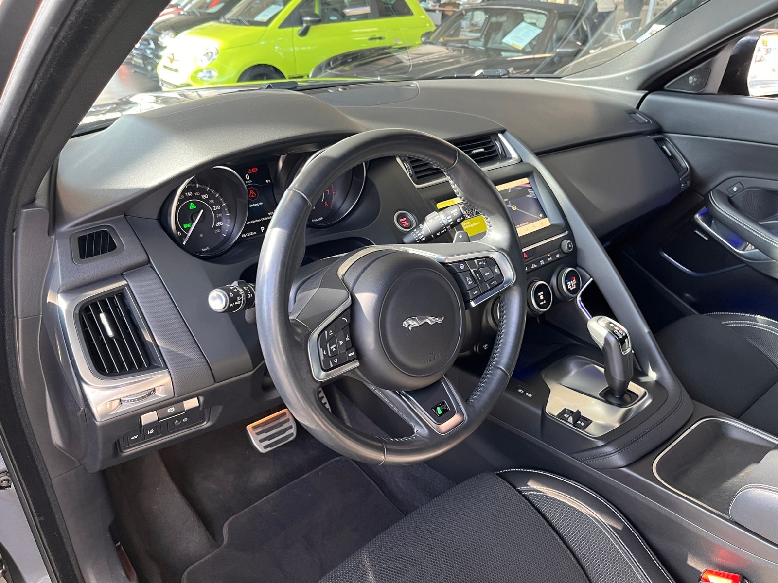 Fahrzeugabbildung Jaguar E-PACE P200 R-Dynamic AWD AHK BLACK PACK ACC