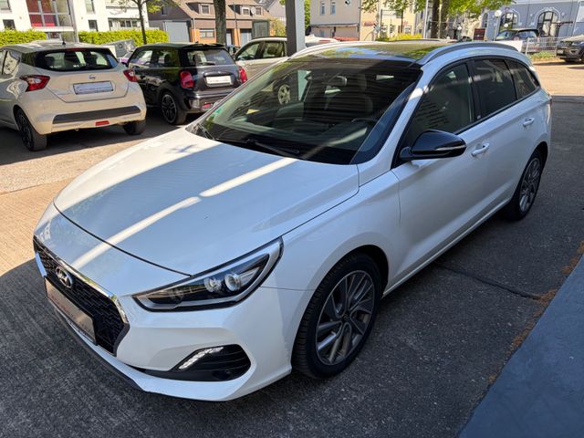 Fahrzeugabbildung Hyundai i30 cw Passion Automatik+CarPlay+Panorama+Navi+