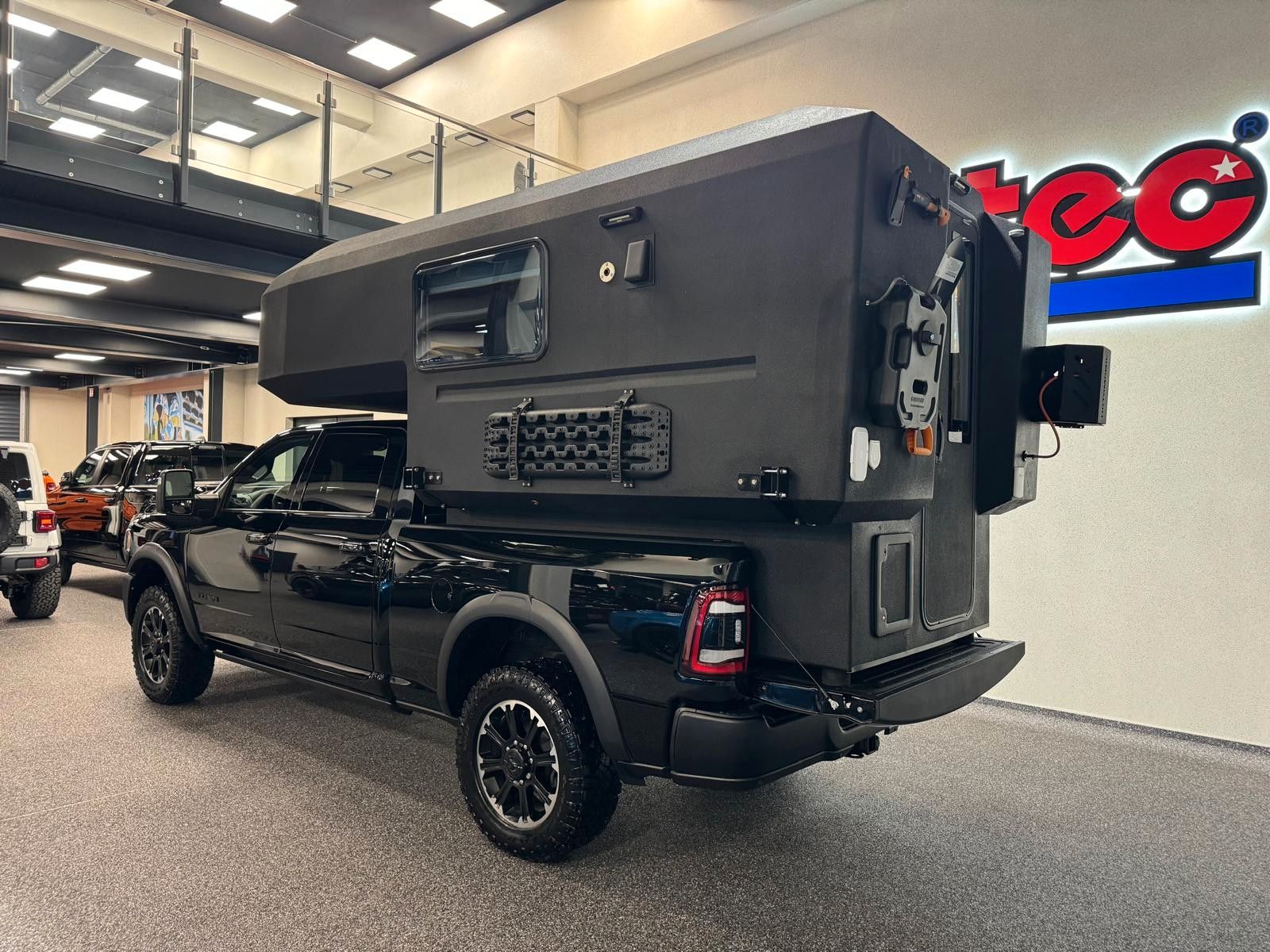 Fahrzeugabbildung Dodge RAM 2500 6.4-V8 LUFTFED. KABINE GLADIATOR XLE