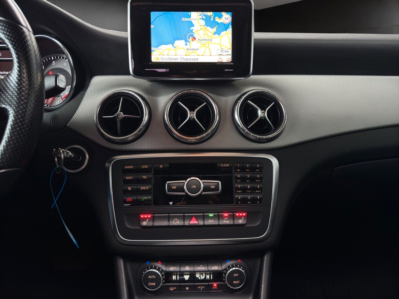 Fahrzeugabbildung Mercedes-Benz CLA 180 *Pano*Automatik*Bi-Xen*Navi*Sitzheizung