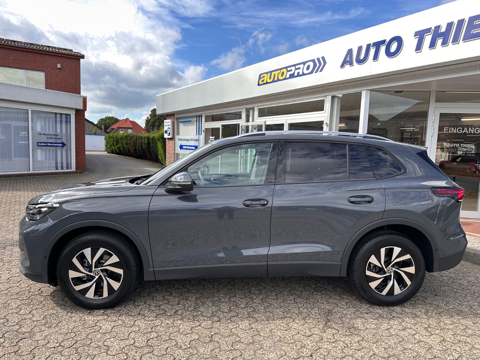 Fahrzeugabbildung Volkswagen Tiguan 1.5 eTSI Life DSG AHK/360°/APP/ACC/Keyles