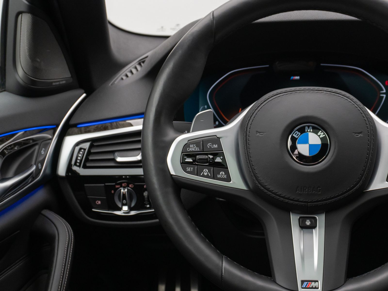 Fahrzeugabbildung BMW 540i xD M Sport Glasdach Laser Kamera HUD SoftCL