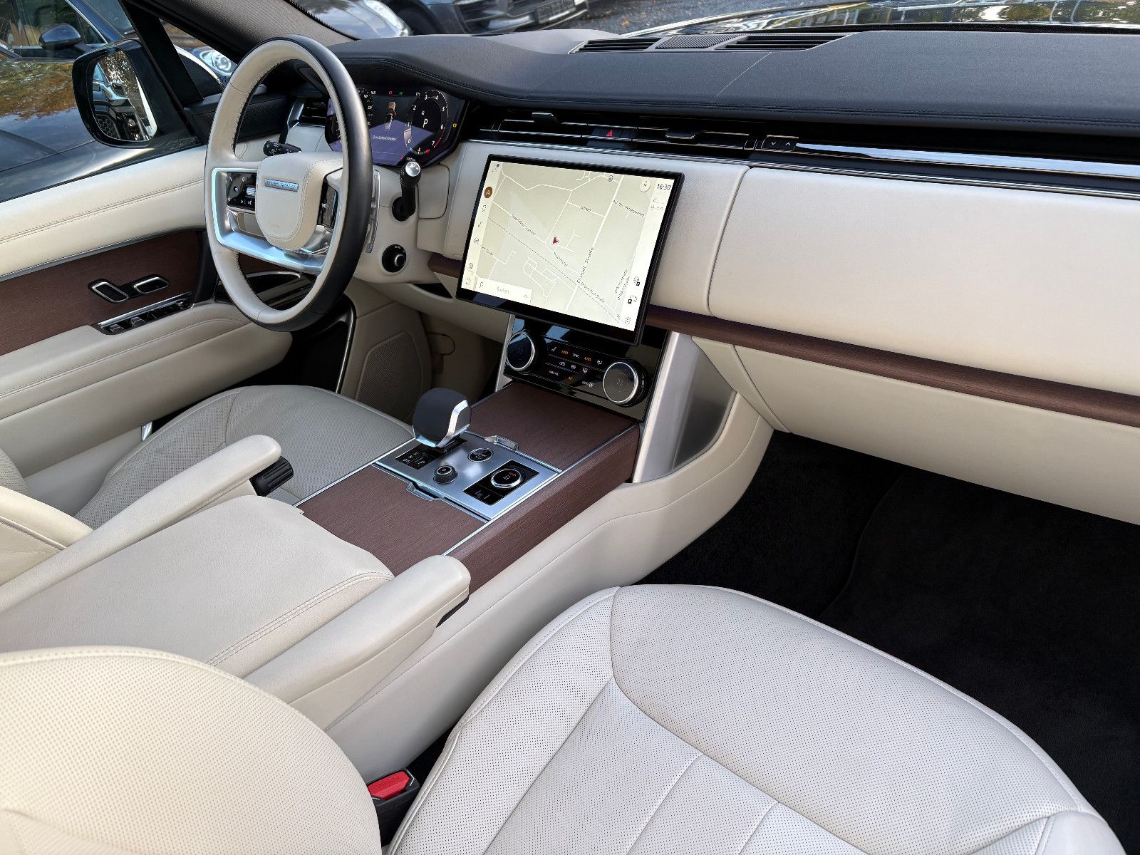 Fahrzeugabbildung Land Rover Range Rover HSE/FOND-TV/MASSAGE/PANO/360°/VOLL