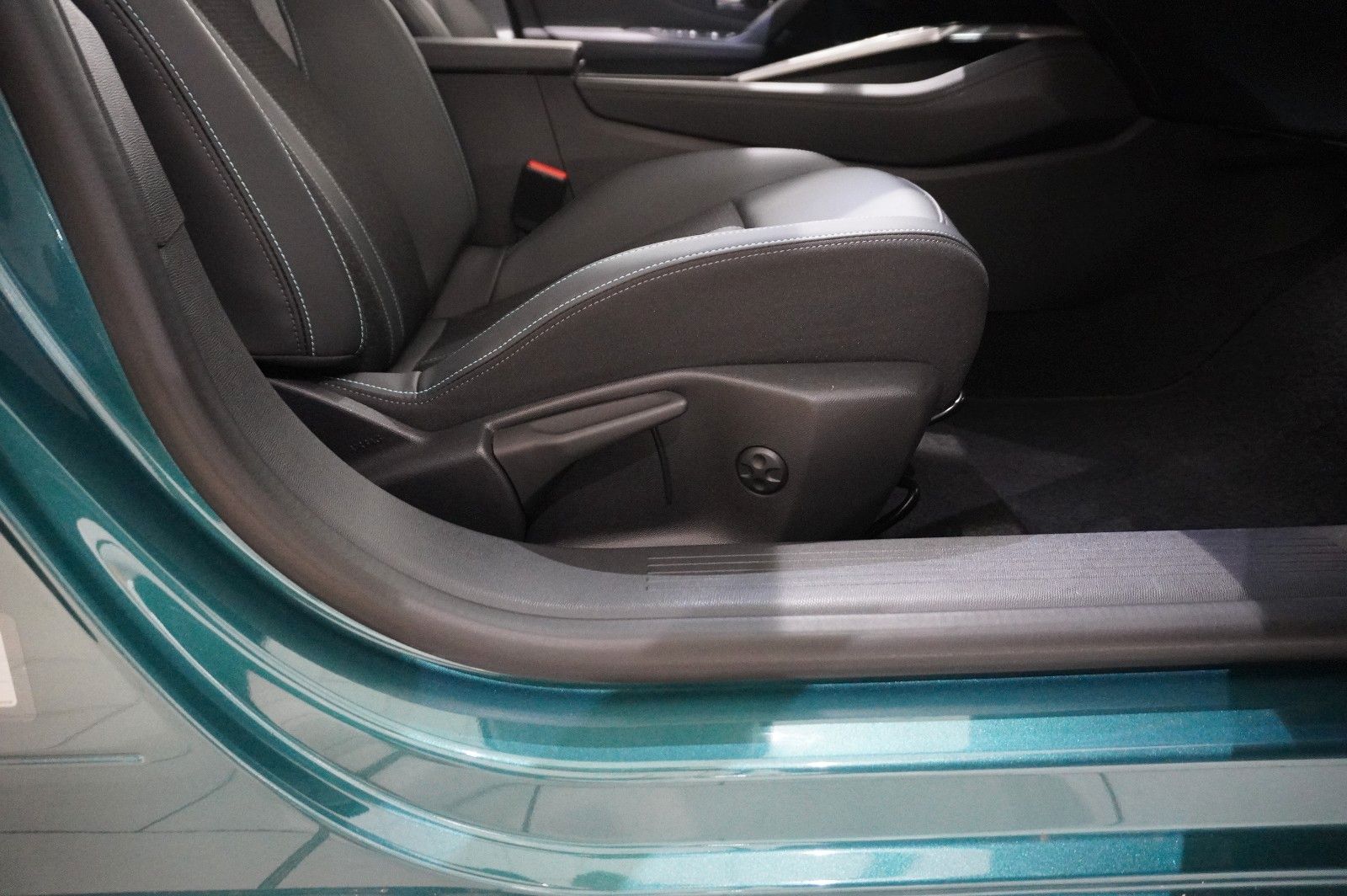 Fahrzeugabbildung Peugeot 308 SW 1.2 HYBRID ALLURE DSC NAVI/LED/KAMERA/DAB
