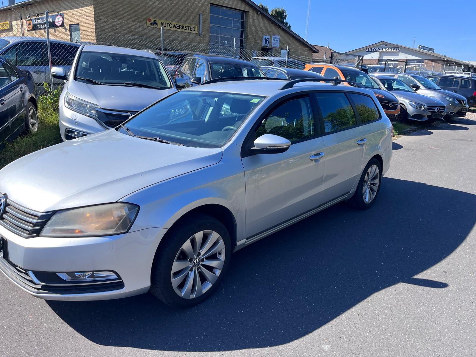 Volkswagen Passat 2011 — rear view
