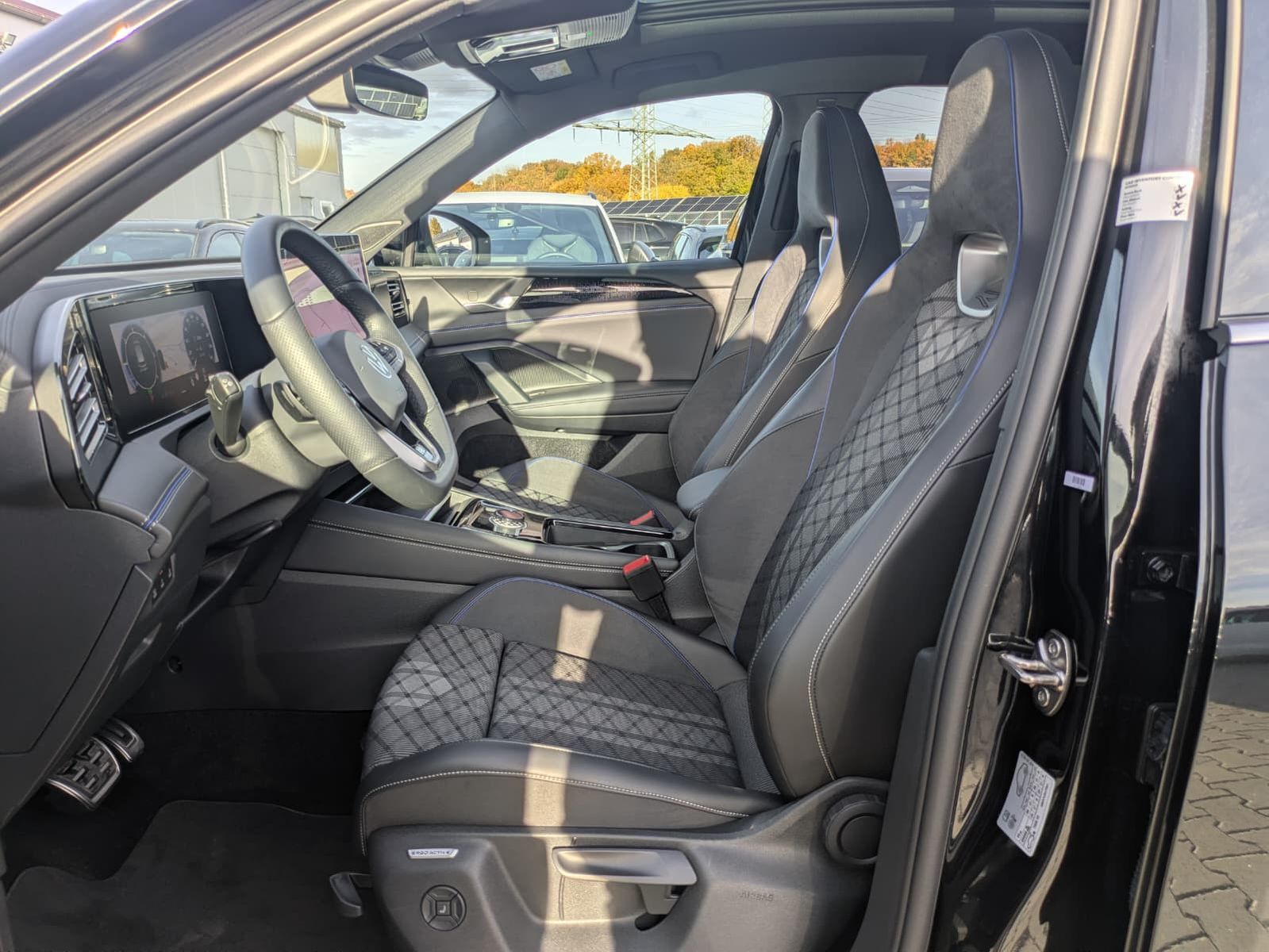 Fahrzeugabbildung Volkswagen Tiguan 2.0 TDI 4M R-Line PANO*H&K*AHK*MATRIX*20"