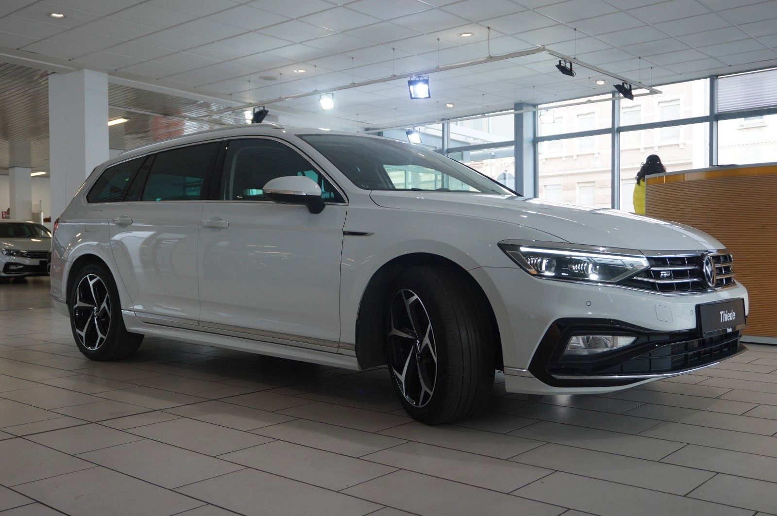 Fahrzeugabbildung Volkswagen Passat Vari. 2.0D R-LINE 4M NAVI/LED/KAMERA/AHK
