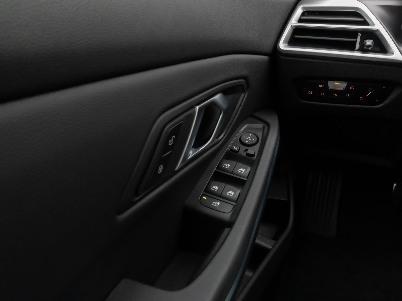 Fahrzeugabbildung BMW 330e M Sport 360°HUD DAB H/K Alarm ParkAs 19Zoll