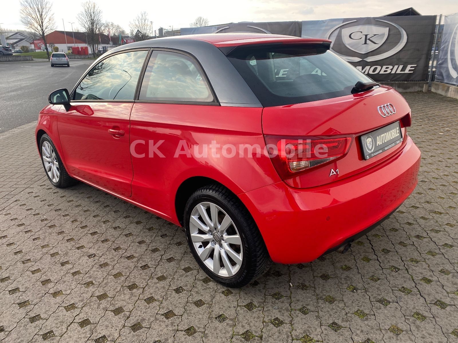 Fahrzeugabbildung Audi A1 Attraction 1.6 TDI DSG/Klima/Bi-Xenon/SHZ/PDC