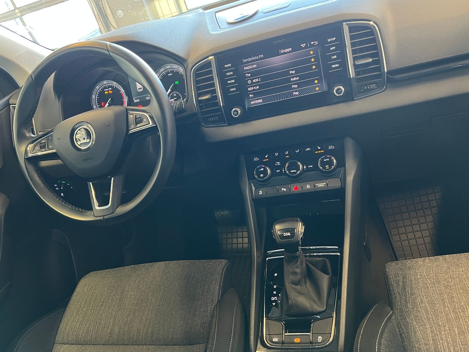 Fahrzeugabbildung SKODA Karoq Style 1.5 TSI DSG *AHK, LED, Kamera, LM'-1