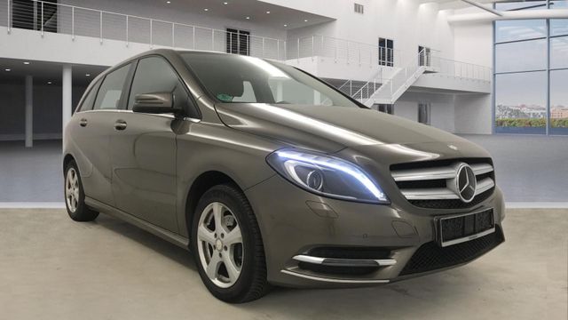 Mercedes-Benz B200 SPORTPAKET CAM TOTWINKEL XENON NAVI AHK PDC