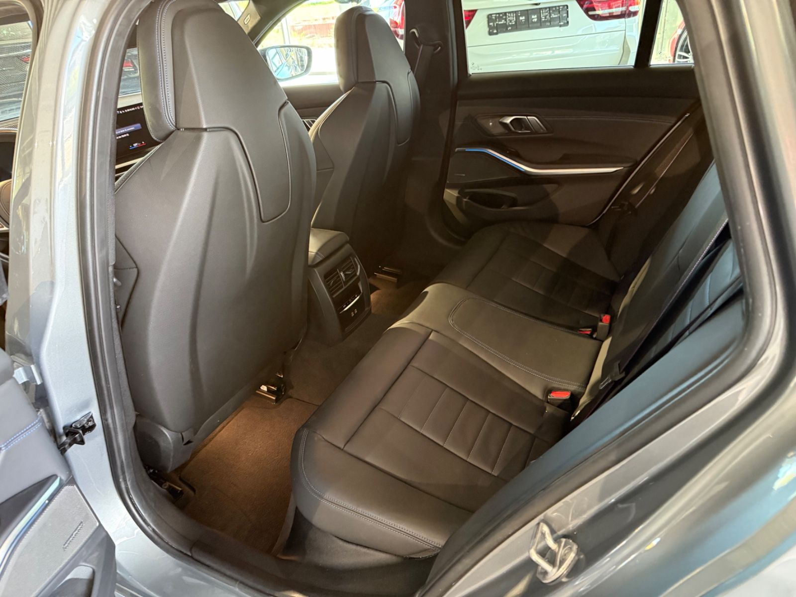 Fahrzeugabbildung BMW 320d Touring xDrive MSport*LED*HK*AHK*MSitze*360
