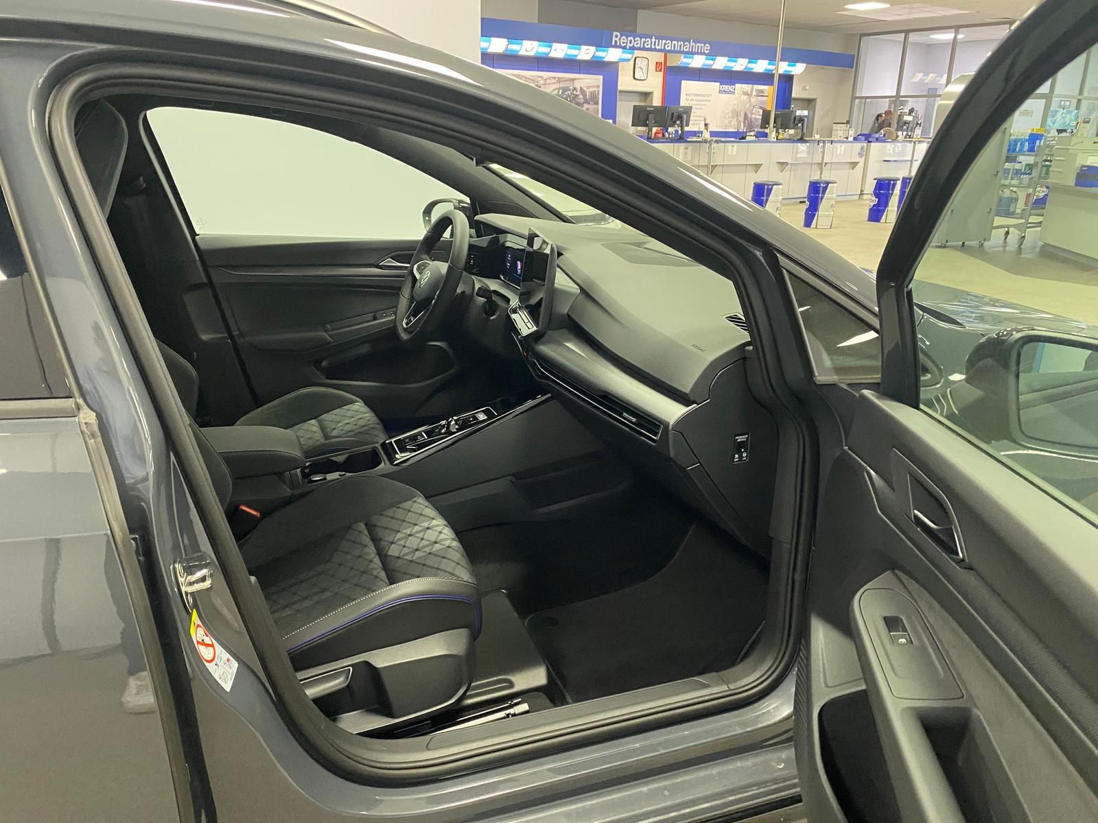 Fahrzeugabbildung Volkswagen Golf Variant1.5 eTSI R-Line Black Style+IQ.LIGHT