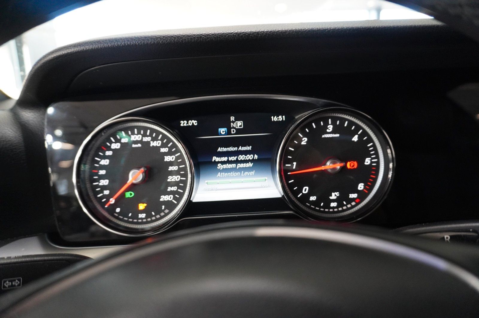 Fahrzeugabbildung Mercedes-Benz E 220D COUPE AVANTGARDE NAVI/LED/KAMERA/SH/PANO.